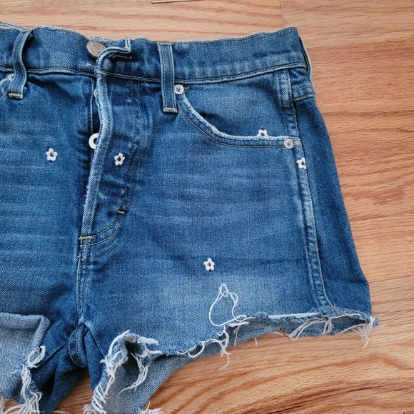 Amo Daisy Cut Off Shorts - Picture 4 of 8
